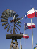 Old Water Pump and Texas State Flags, Amarillo, Texas Photographie par Walter Bibikow