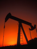 Silhouette of Oil Pump Jack, Tulsa, Oklahoma Photographie par Bill Bachmann