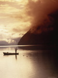Fischer am Grundlsee bei Sonnenaufgang Fotografie-Druck von Elfi Kluck