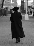 Lower East Side, A Chasid Walking, New York City Lámina fotográfica por Keith Levit Lower East Side, A Chasid Walking, New York City Lámina fotográfica por Keith Levit