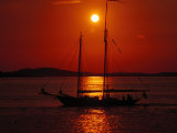 Silhouetted Sailboat, Rockport, Maine Lámina fotográfica por Russell Burden