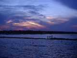 People Walking by Water at Sunset, Scituate, MA Fotografisk trykk av Rick Berkowitz People Walking by Water at Sunset, Scituate, MA Fotografisk trykk av Rick Berkowitz