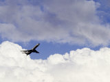 Commercial Airplane Soaring Above the Clouds Photographie par Mitch Diamond