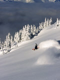 Snowboarder Descending Mountainside Lámina fotográfica Snowboarder Descending Mountainside Lámina fotográfica