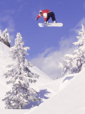 Snowboarder Leaping Through the Air Lámina fotográfica Snowboarder Leaping Through the Air Lámina fotográfica