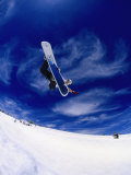 Snowboarder Doing a Trick in Midair Fotografisk tryk af Kurt Olesek