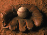 Baseball glove with ball on dirt Lámina fotográfica por John T. Wong