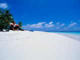 Businessman on Beach, Maldives Lámina fotográfica por Stuart Westmoreland Businessman on Beach, Maldives Lámina fotográfica por Stuart Westmoreland