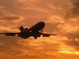Silhouette d'un avion commercial au soleil couchant Photographie par Mitch Diamond