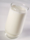 Full Glass of Milk Lámina fotográfica por Fogstock Llc Full Glass of Milk Lámina fotográfica por Fogstock Llc