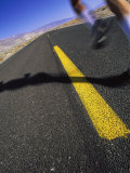 Jogger on Desert Road Fotografie-Druck von Mitch Diamond