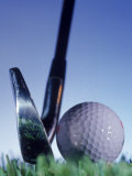Golf Ball and Tee Fotografie-Druck von Matthew Borkoski