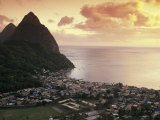 Sunset View of the Pitons and Soufriere, St. Lucia Fotografisk tryk af Walter Bibikow Sunset View of the Pitons and Soufriere, St. Lucia Fotografisk tryk af Walter Bibikow