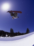 Airborne Snowboarder in Half Pipe Position Fotografisk tryk af Kurt Olesek