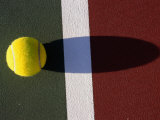 Tennis Ball on Court Photographie par Mitch Diamond