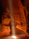 Daniel Cox - Stream of Light Through Upper Antelope Canyon, Page, USA - Fotografik Baskı Daniel Cox - Stream of Light Through Upper Antelope Canyon, Page, USA - Fotografik Baskı