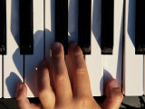 Hand Playing the Piano Photographie par Dean Berry