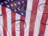 CD con el reflejo de la bandera americana Lámina fotográfica por Jim Corwin CD con el reflejo de la bandera americana Lámina fotográfica por Jim Corwin