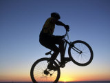 Silhouette of mountain biker on rock, Baja, MEX 写真プリント - エリク・サンフォード