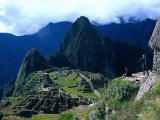 Tourists at Inca Ruins of Machu Picchu, Peru Fotografie-Druck von Shirley Vanderbilt