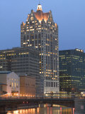100 E. Wisconsin Building, Downtown from Riverwalk Lámina fotográfica por Walter Bibikow