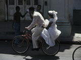 Bride and Groom on Bike, Havana, Cuba Photographie par Angelo Cavalli