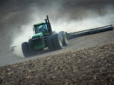 Tractor in Dusty Field Lámina fotográfica Tractor in Dusty Field Lámina fotográfica