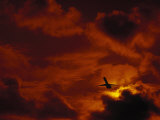 Silhouette of Airplane in Flight at Sunset Lámina fotográfica por Roger Holden Silhouette of Airplane in Flight at Sunset Lámina fotográfica por Roger Holden