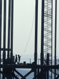 Ouvriers sur une tour de forage pétrolier Photographie