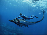 Un plongeur nage avec une raie manta géante, Mexique Photographie par Jeff Rotman