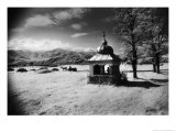 Roadside Shrine, Entrance to the Carpathian Mountains, Romania Lámina giclée por Simon Marsden