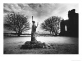 Statue of St Cuthbert, Lindisfarne Priory, Northumberland, England Lámina giclée por Simon Marsden