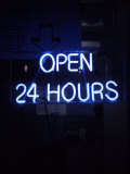 Open 24 Hours Neon Sign Lámina fotográfica por Kurt Freundlinger Open 24 Hours Neon Sign Lámina fotográfica por Kurt Freundlinger