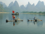 Fishermen on Bamboo Rafts, China Photographie par Inga Spence