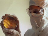 Electronic Wafer Manufacturing Lámina fotográfica por Bruce Ando Electronic Wafer Manufacturing Lámina fotográfica por Bruce Ando