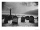 Whitby Graveyard, Yorkshire, England Lámina giclée por Simon Marsden