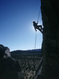 Man rock climbing, California Lámina fotográfica por David Porter Man rock climbing, California Lámina fotográfica por David Porter