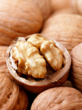 Susie Mccaffrey - Juglans (Californian Walnut), Close-up of Group & Open Nut Fotografická reprodukce Susie Mccaffrey - Juglans (Californian Walnut), Close-up of Group & Open Nut Fotografická reprodukce