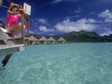 Woman with Laptop Computer in Bora Bora Photographie par Lonnie Duka