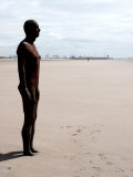 Another Place by Antony Gormley, Body Cast of Artist, Liverpool, UK Lámina fotográfica por O'toole Peter Another Place by Antony Gormley, Body Cast of Artist, Liverpool, UK Lámina fotográfica por O'toole Peter