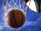 Basketball in Hoop Fotografie-Druck von Mitch Diamond