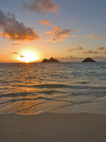 Soleil levant sur les îles de Mokulua, Lani Kai, Hawaii Photographie par Tomas del Amo