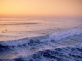 Surfers, Mission Beach, San Diego, California Fotografie-Druck von James Lemass