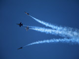 Military Aircraft in Airshow Photographie par Walter Bibikow
