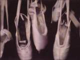 Worn Ballet Shoes Hanging in a Window Fotografisk tryk af Jim Kelly Worn Ballet Shoes Hanging in a Window Fotografisk tryk af Jim Kelly