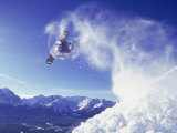 Snowboarder Leaping Through the Air Lámina fotográfica Snowboarder Leaping Through the Air Lámina fotográfica