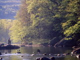 Un père et son fils pêchant à la mouche, rivière Deerfield, Massachusetts Photographie par Kindra Clineff
