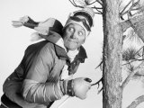 Howard Sokol - Skier Running Into Tree - Fotografik Baskı Howard Sokol - Skier Running Into Tree - Fotografik Baskı