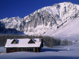 Cabin in Snow, Convict Lake, Sierra NV Mts, CA Fotografisk trykk av Charles Benes Cabin in Snow, Convict Lake, Sierra NV Mts, CA Fotografisk trykk av Charles Benes