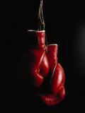 Hanging Boxing Gloves Fotografisk tryk af Ernie Friedlander Hanging Boxing Gloves Fotografisk tryk af Ernie Friedlander